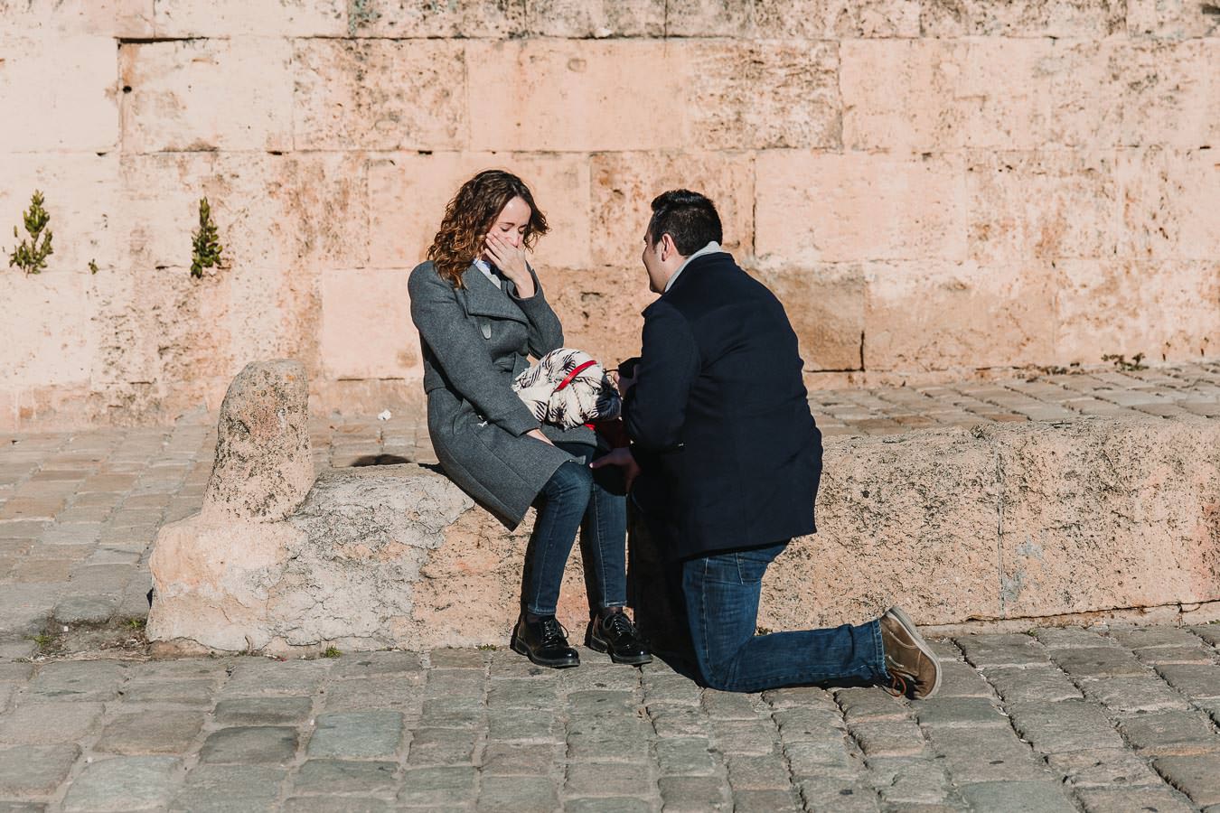 pedida de mano en el puente de triana
